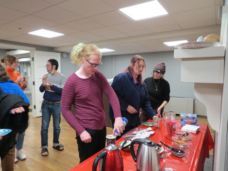 Students and faculty get hot cocoa